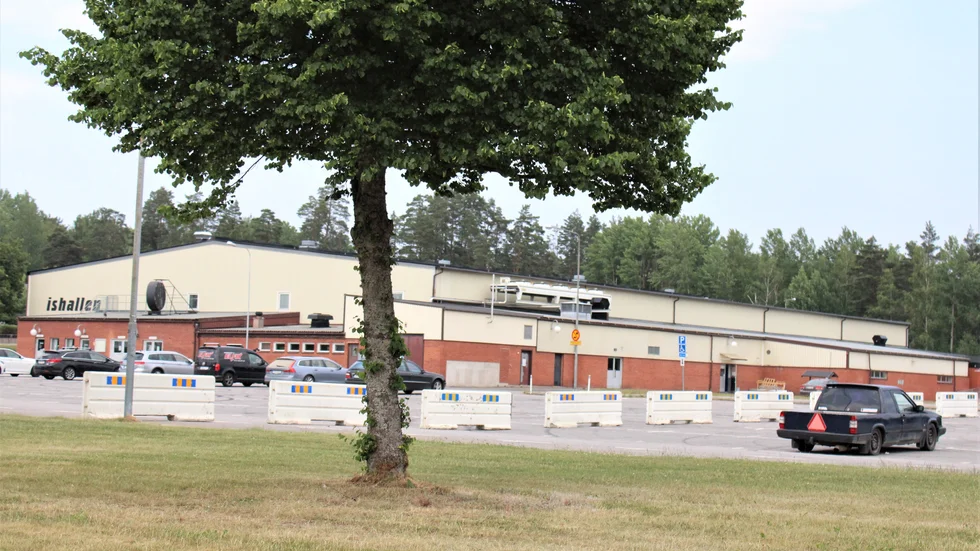 Det har varit ovantligt lugnt på ishallens parkering i Vimmerby. Men trots nyditsatta gråsuggor drog festen igång i helgen igen.