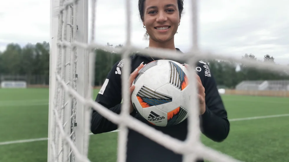 Arianna Veland värvades som defensiv mittfältare men på försäsongen sadlades hon om till forward och tio matcher in på säsongen har bara en spelare i ligan hittat nätet oftare än Veland.