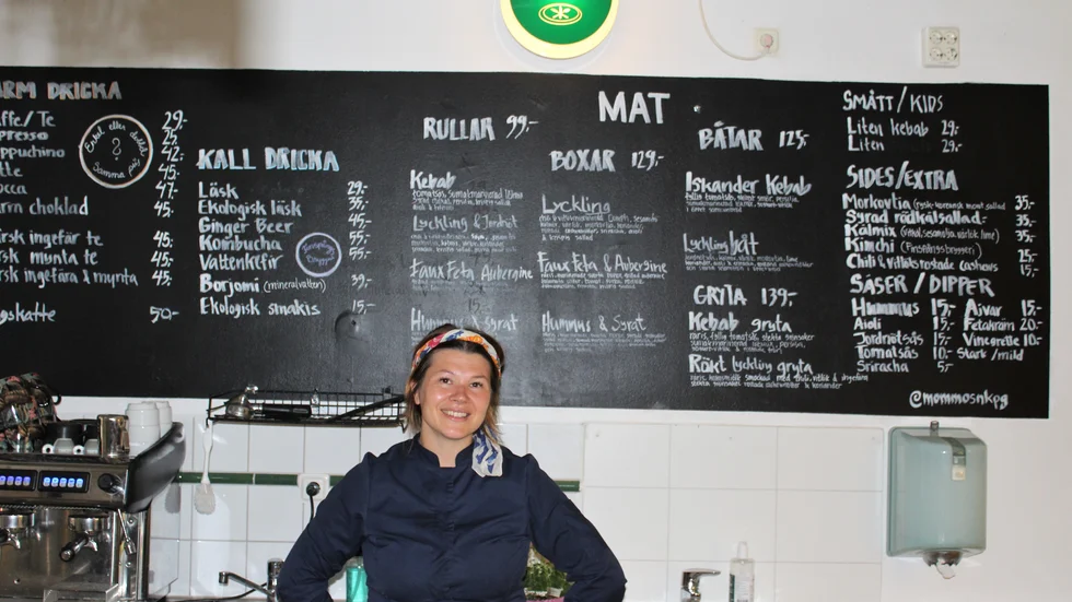 Jenni Mylly driver den veganska restaurangen Mommos – en av restaurangerna i Norrköping som säljer överbliven mat via appen Too good to go.