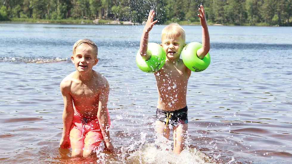 "Det är jättevarmt i vattnet. Vi badar nästan hela tiden", sa Eddie Lindström och Olle Nord. Enligt badgäster vid Hesjön uppmättes 24 grader i vattnet på fredagen, då många barn och vuxna sökt sig till sjön för sol och bad.