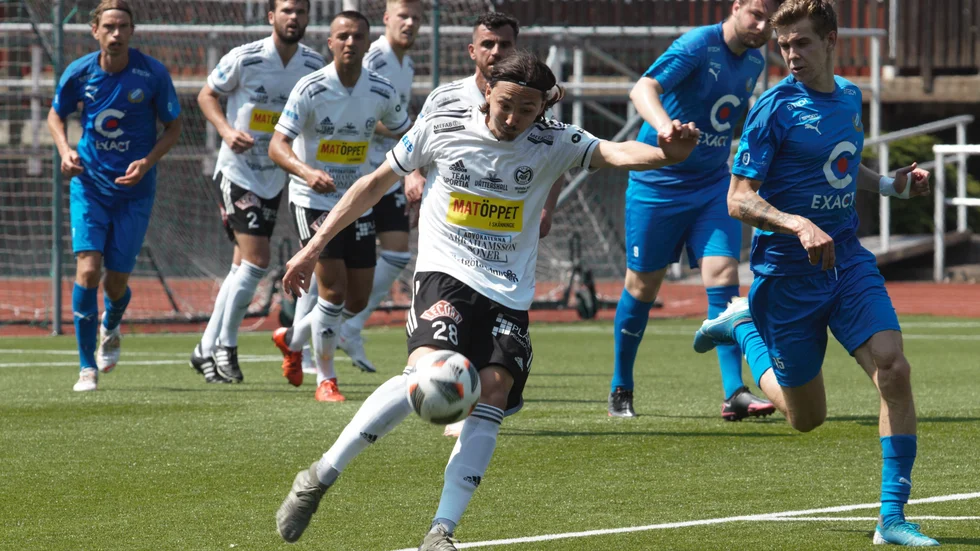 Motala AIF:s Adam Bark rensar undan efter en hörna för Rynninge. Bark blev tvåmålsskytt i en match där Motalalaget vann med hela 5-1. "Ett statement att vi ska vara med i toppen", säger Maifs tränare Martin Axén.