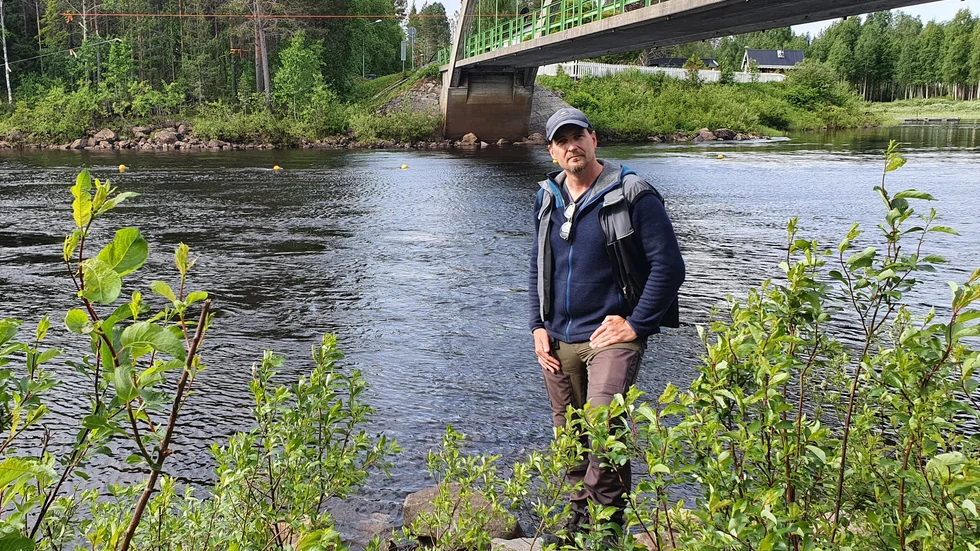 Andreas Broman är biolog på Länsstyrelsen i Norrbotten och han fördömer handlingen där två personer buskörde med vattenskotrar i forsarna. 