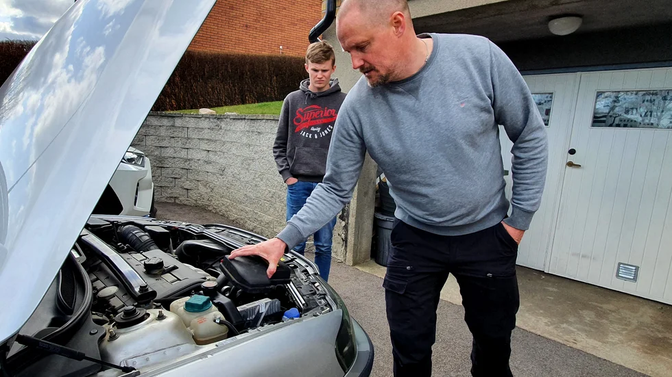 Reglerna för A-traktorer är uråldriga, anser Johannes Gustafsson. Han byggde nyligen om en personbil till A-traktor tillsammans med sonen Lukas.