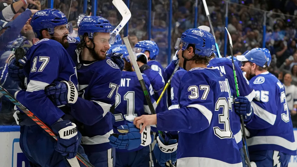 Tampa Bay firar segern över New York Islanders i NHL-semifinalen.