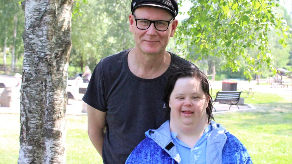 Till varje år specialsys en ny kostym av en jobbarkompis till Karins mamma och Karin minns den allra första: "Det var en blå Ida-dräkt", säger hon.

"Ja men sen fick du väl se att det fanns en röd också och då ville du ha en sån med", säger Nils och det märks på Karins skratt att det är en sammansvetsad duo jag har framför mig.