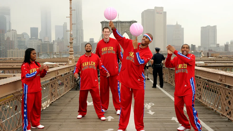Harlem Globetrotters på Brooklynbron i New York 2012. Arkivbild.