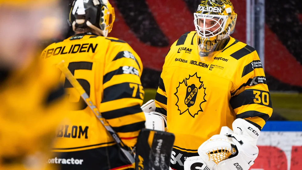 Arvid Söderblom, till vänster, är tillbaka i spel, men Gustaf Lindvall får chansen i målet mot Rögle.