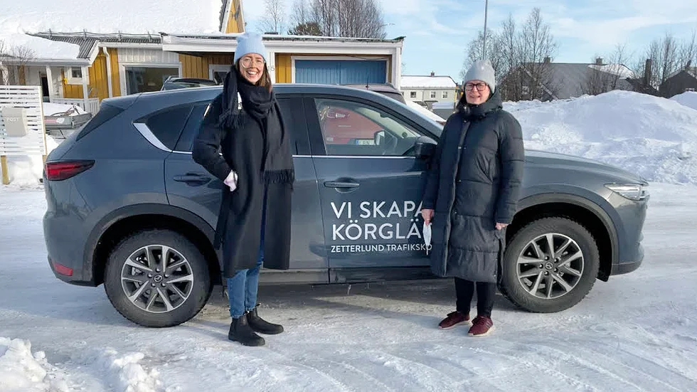 Att få jobba tillsammans, tycker dotter och mor, Alina Zetterlund, 26, och Helena Zetterlund, 54, hör till det bästa med att ha startat en egen trafikskola i Junosuando