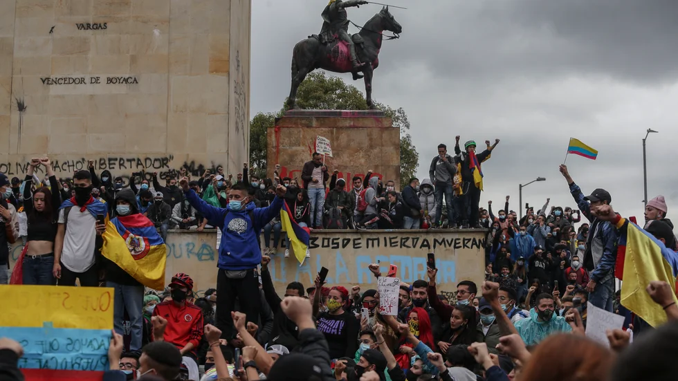 Demonstranter protesterar mot regeringen i Colombias huvudstad Bogotá på onsdagen.