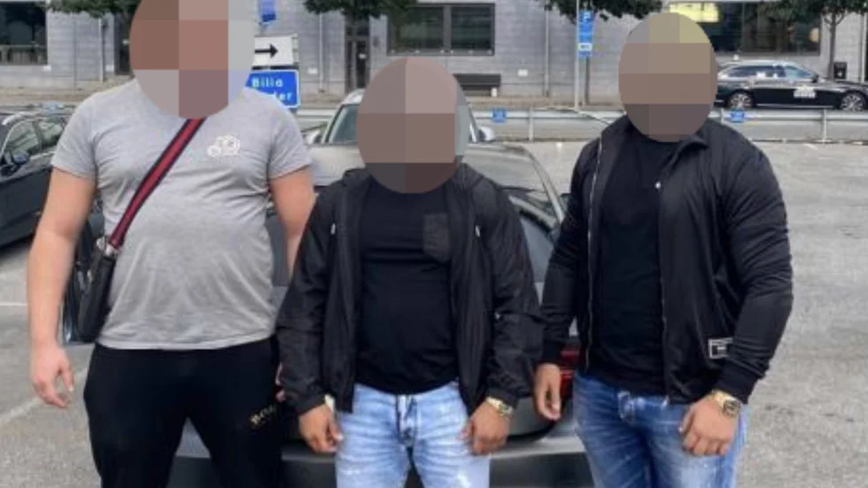Tre av de fyra gängkriminella från Stockholm som nu döms i en knarkhärva med kopplingar till Räven från Uppsala. Den 28-årige mannen i mitten får 9,5 års fängelse. 