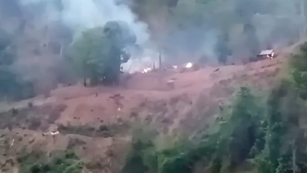 På denna stillbild från en videoinspelning tagen av thailändska gränssoldater syns rök stiga från en myanmarisk armépostering i delstaten Karen.