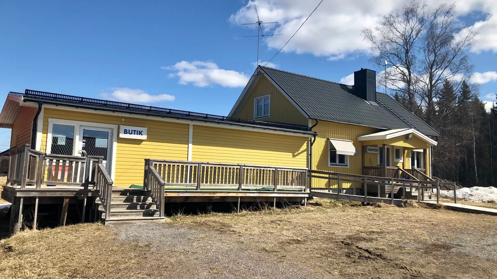 Ängesbysågen i Ängesbyn läggs ner efter drygt 50 år. Både byggverksamheten och butiken ska avvecklas och det är i nuläget oklart om någon annan verksamhet flyttar in i fastigheten. Det får framtiden utvisa.