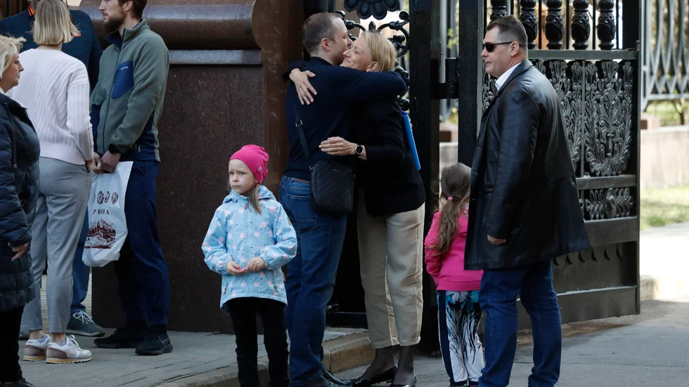 Tjeckiska diplomater och deras familjer gör sig redo för att lämna ambassaden i Moskva efter att de utvisats ur landet. Arkivbild.