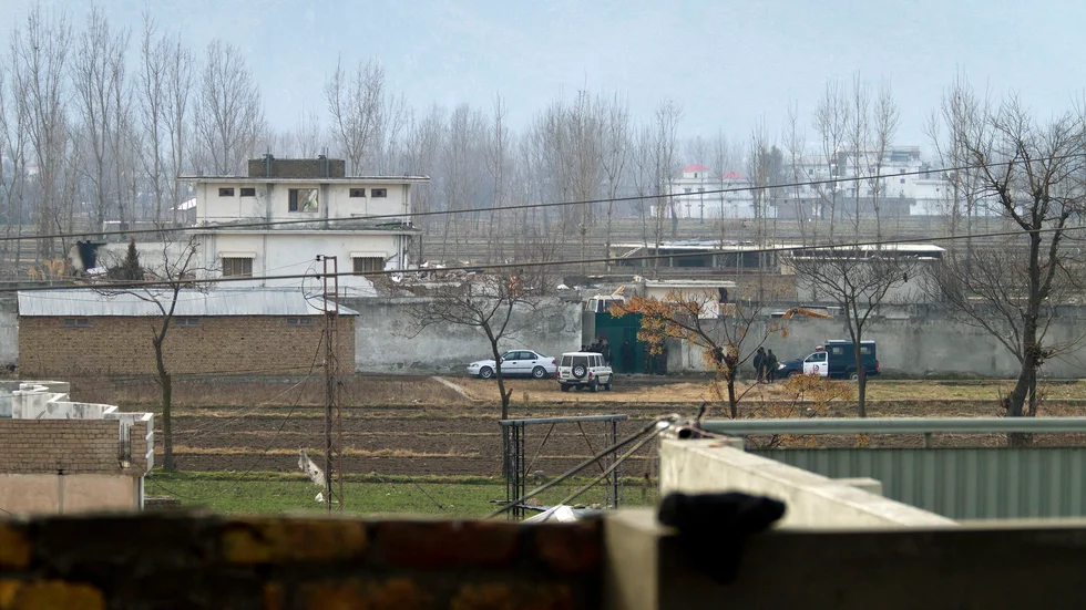 Pakistanska poliser utanför Usama bin Ladins hus i Abbottabad, där al-Qaida-ledaren sköts ihjäl av en amerikansk insatsstyrka i maj 2011.