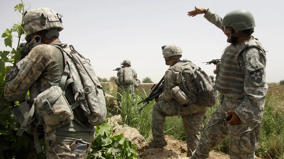 En afghansk tolk (till höger) vid en amerikansk militärinsats i Kandahar i Afghanistan. Arkivbild.