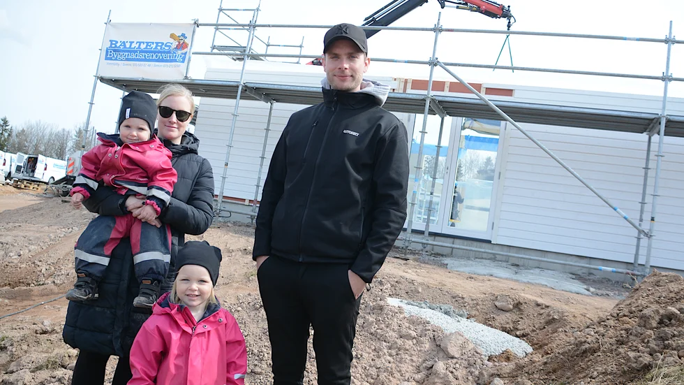"Det känns jättebra att vi äntligen är så här långt framme. Ett steg närmare, säger familjen Karlsson/Gunnarsson som i fjol köpte första tomten i Nosshult. Nu har deras hus rests på tomten.
