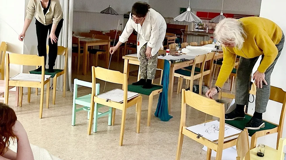Maria Nilsson, Marianne Strand och Gerd Jansson var tre av kvinnorna som var med på krokiträffarna. Modellen Maria sa efteråt, att det kändes som hon kunde erövra världen. Tekniken med tunn bambupinne är med tusch.