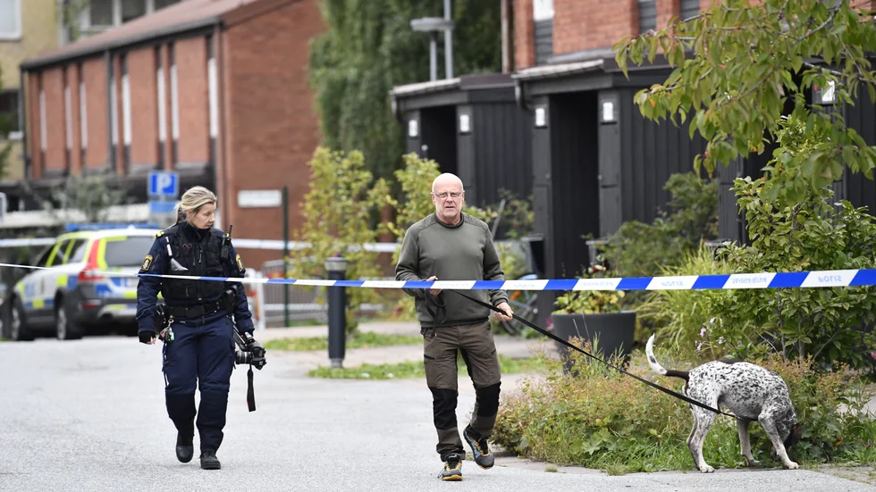 Polisen undersöker bostaden i Rotebro.