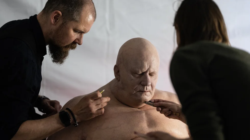 Den svenska maskörduon Love Larson och Eva von Bahr sminkar Stellan Skarsgård, som spelar Baron Harkonnen i storfilmen "Dune". Pressbild.