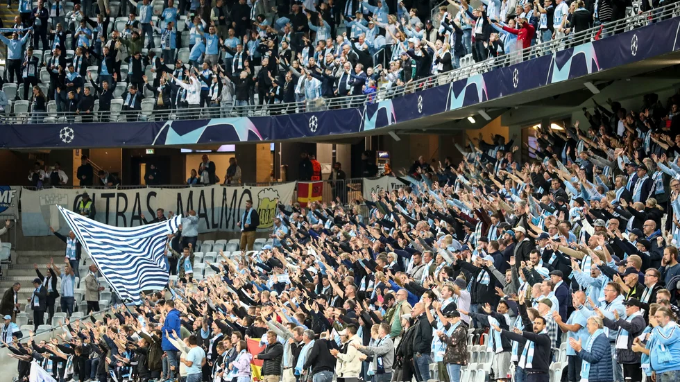 Malmö FF har markerat mot att supportrar kastat in föremål på plan. Arkivbild.