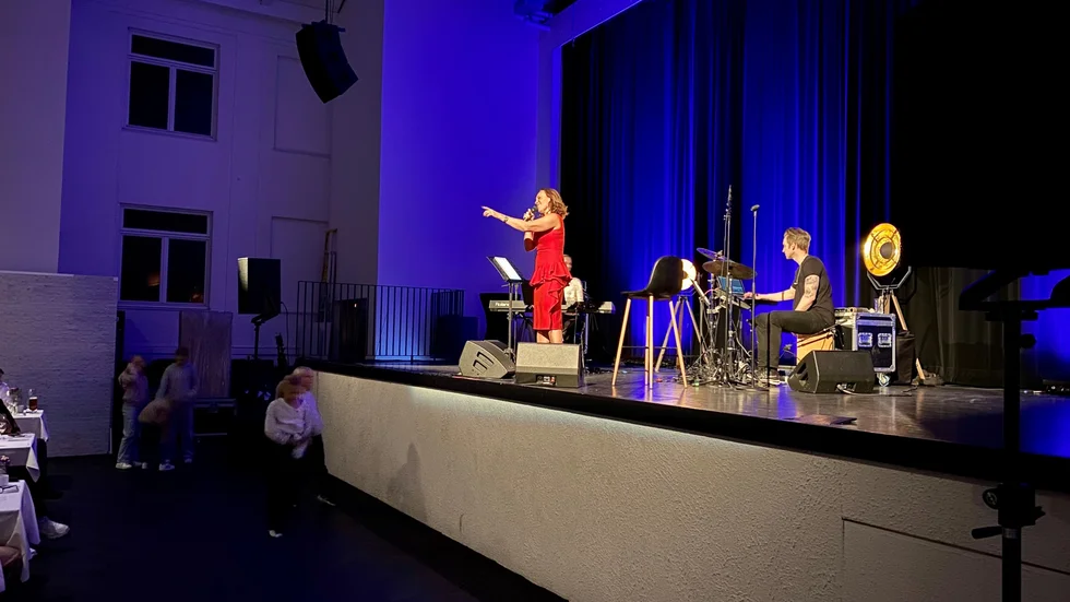 Charlatte Perrelli fick jobba hårt för att skapa intimitet under sin dinnershow i Eskilstuna, skriver vår recensent. 