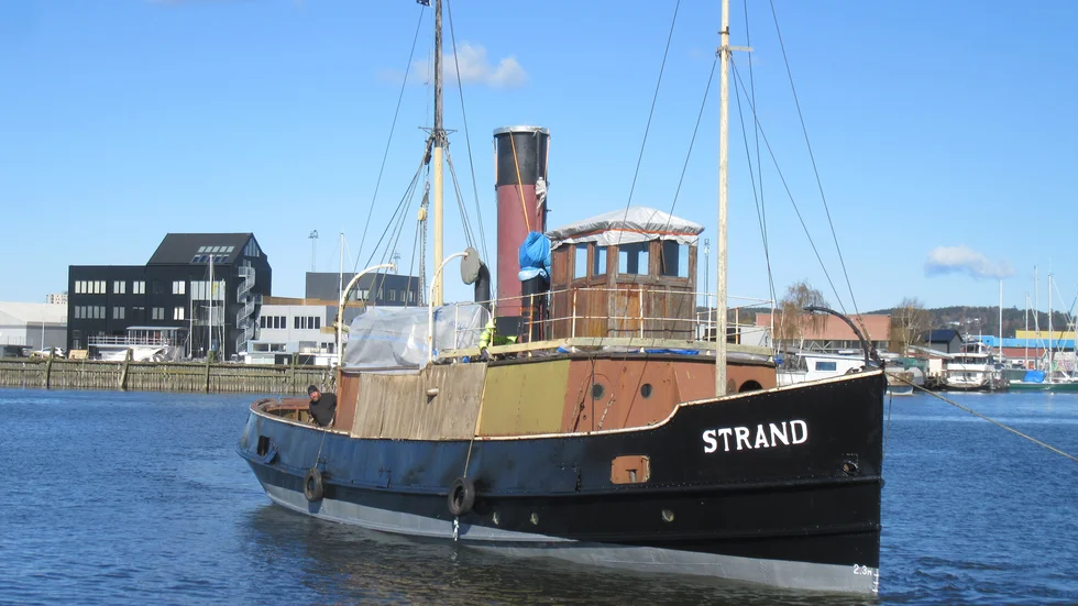 Strand bogserades över Göta Älv efter att den hade varit torrsatt i april.