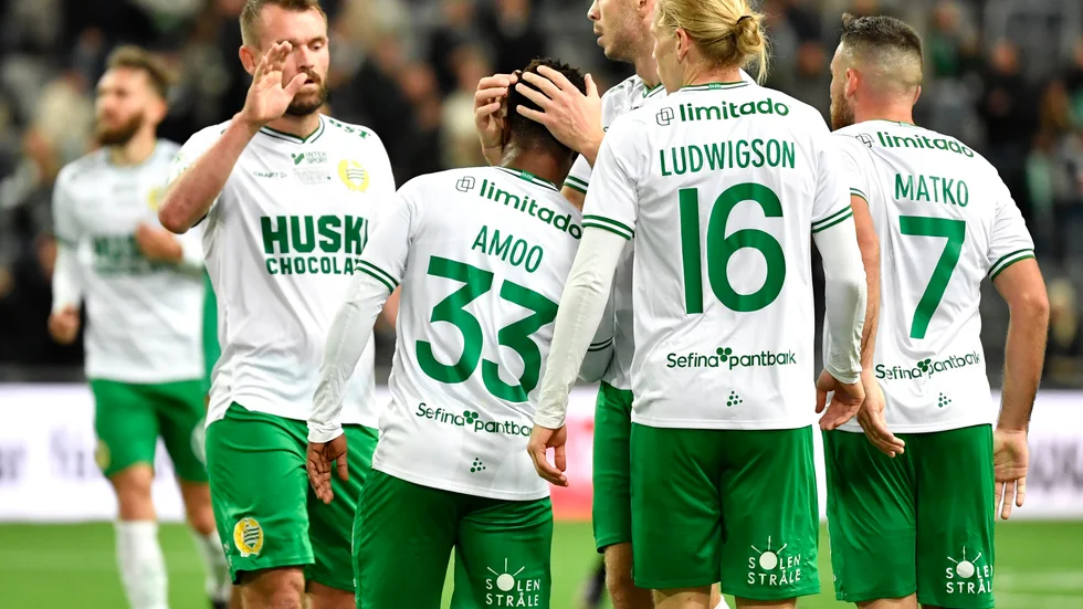 Hammarbys spelare klappar om målskytten Akinkunmi Amoo.