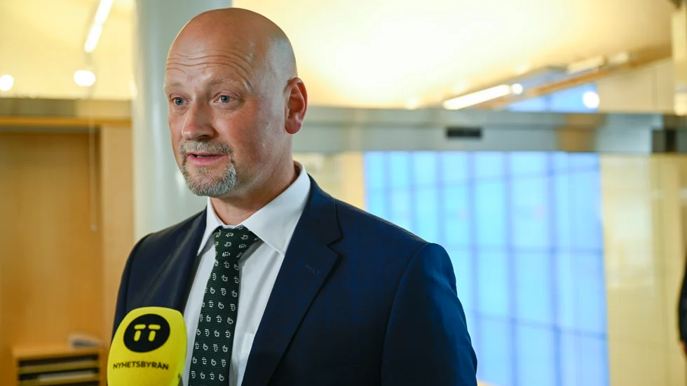 Centerns försvarspolitiske talesperson Daniel Bäckström (C) anser att regeringen går för långt med de nya lagförslagen om FRA. Arkivbild.