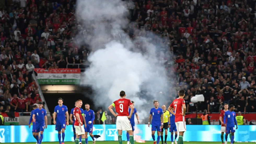 Ungern straffas med ett VM-kval inför tomma läktare plus dryga böter för rasismskandalen under kvalet mot England nyligen. Arkivbild.