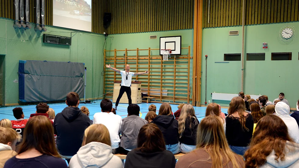 Tobias Karlsson besökte Ankarsrums skola för att prata om mobbning.