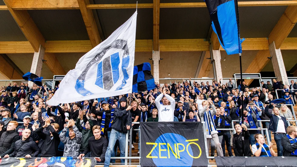 Siriussupportrar under senaste hemmamatchen mot Östersund. Nu förbjuder Polisen stora flaggor och banderoller på Sirius matcher.