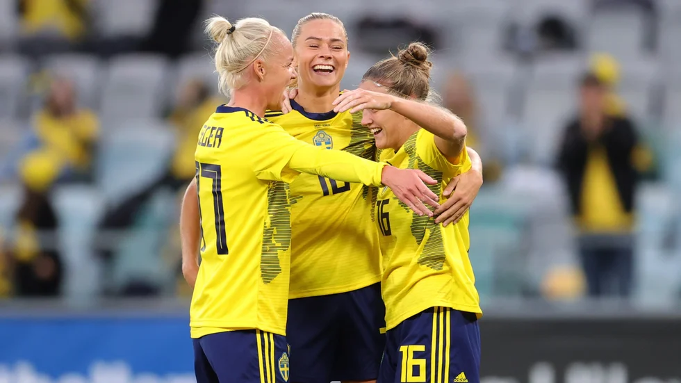 Caroline Seger, Fridolina Rolfö och Filippa Angeldahl firar att den sistnämnda till slut fick hål på Georgien i tisdagens VM-kvalmatch på Gamla Ullevi.