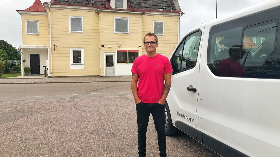 Anledningen till företaget ÖstSmås expansion är en vunnen upphandling av kylda matleveranser till hemtjänst, äldreboenden och skolor i Motala samt mattransporter i Mjölby. "Det innebär att vi kan ha fler fordon på plats i Östergötland och satsa mer där. Vi kommer också kunna utveckla vår verksamhet med bud och kanske också Taxi", berättar Harri Herrala.