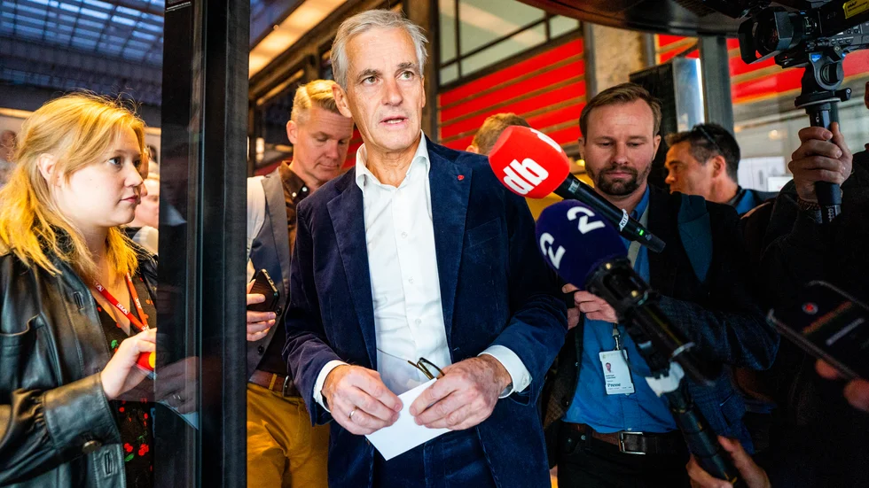 Norges blivande statsminister Jonas Gahr Støre på väg till presskonferens i Oslos Folkets hus dagen efter valsegern i stortingsvalet.