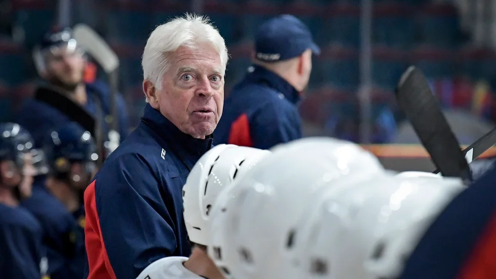 Djurgårdens huvudcoach Barry Smith stuvar om i formationerna till kvällens möte med LHC.
