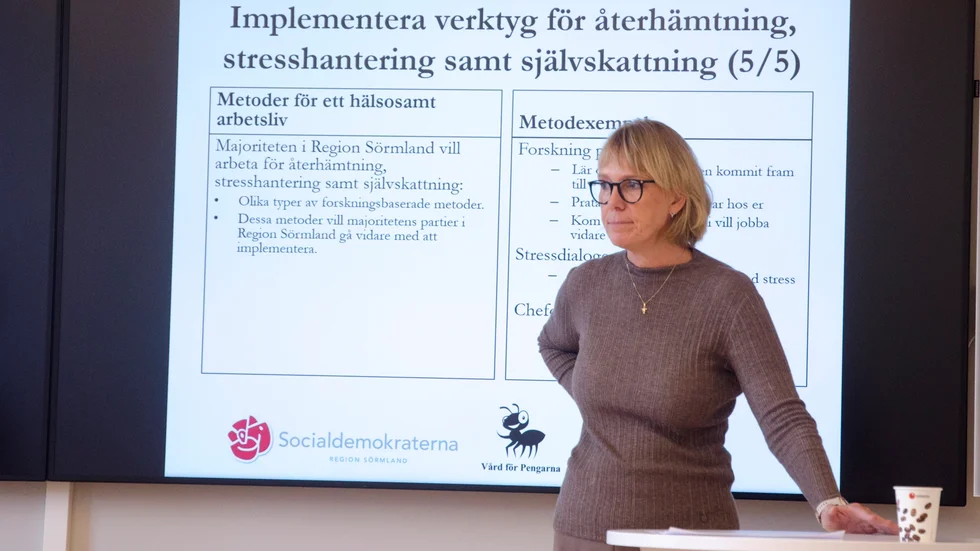 Louise Wiklund är regionråd med ansvar för personalfrågor och representerar partiet Vård för pengarna. "Vi fortsätter försöka påverka all vår personal att vaccinera sig."