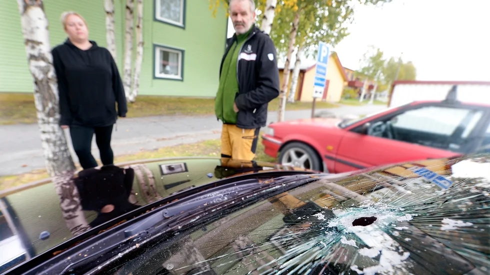 Lina Larsson trodde först att skadorna i bilfönstret var kulhål. Hennes pappa Ola Larsson tejpade igen dem så det inte ska regna in.