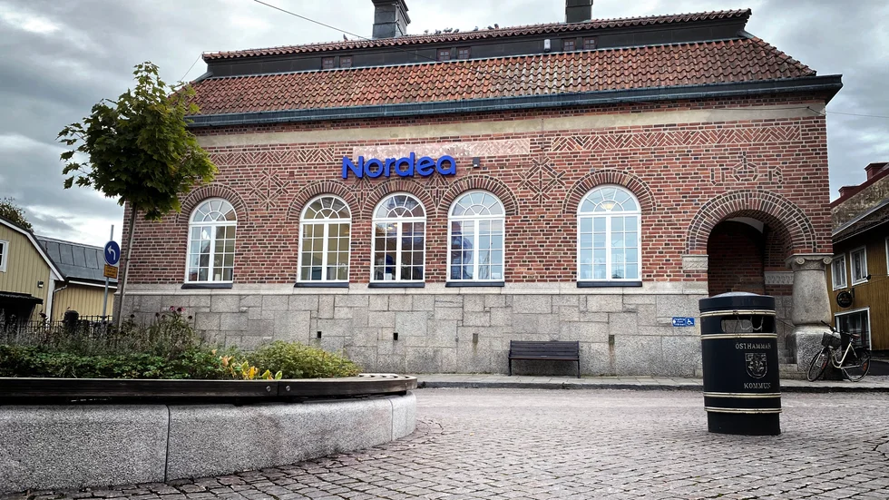 Nu har fönstren på Nordeahuset vid Rådhustorget bytts ut efter sju år av olika turer i flera olika instanser.