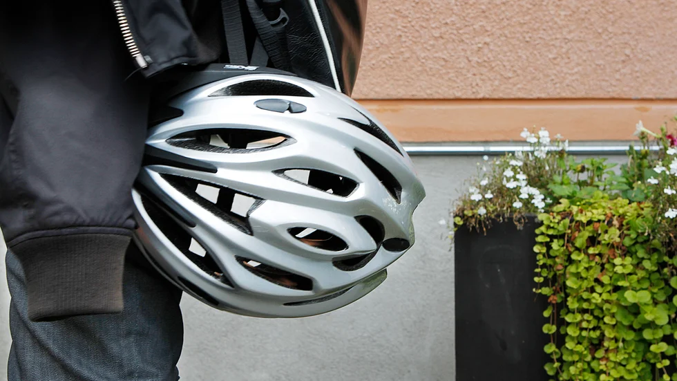 Var fjärde Uppsalabo har hjälmen på när man cyklar.