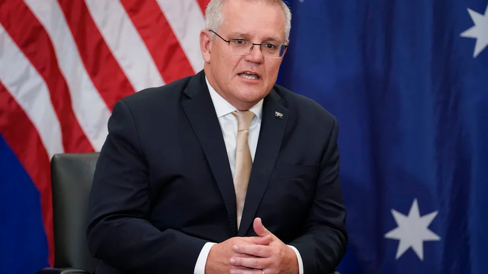 Australiens premiärminister Scott Morrison, här under ett möte med USA:s president Joe Biden tidigare i veckan, kan räkna med en faktura från franska ubåtstillverkaren Naval Group efter det brutna avtalet.