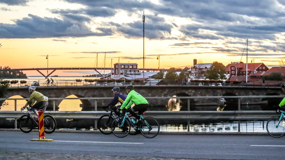 Vätternrundan 2021 rullade igång på fredagskvällen.När solen sänkte sig över Vättern rullade de första av de runt 9000 tusen cyklisterna ut ur Motala för att trampa de 315 kilometrarna till målet.