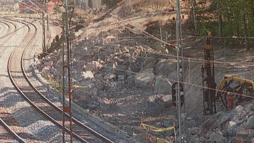 Kuriren för 25 år sedan: Här till höger genom Trollberget ska man spränga sig igenom och sedan gå söderut mot Norrköping med det nya järnvägsspåret. I bakgrunden skymtar närmast SKF:s östra industriområde. 
