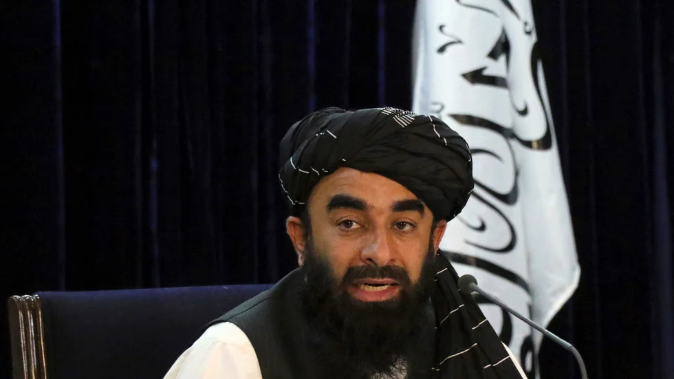 Talibanernas talesperson Zabihullah Mujahid presenterade medlemmar i extremiströrelsens "regering" på en presskonferens i Afghanistans huvudstad Kabul på tisdagen.