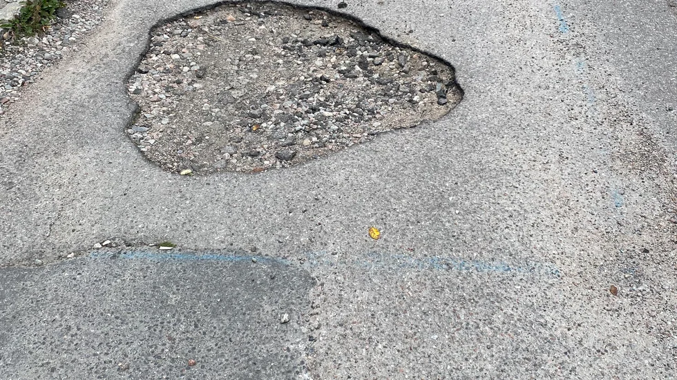 Groparna i Eddavägen har enligt de som bor i området varit där i två års tid.