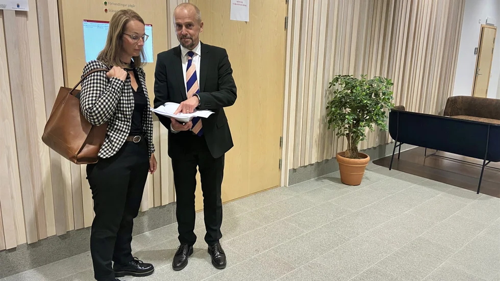 Uppsala vattens vd Sigrid de Geyter och bolagets juridiska ombud, advokat Tomas Underskog, vid måndagens plädering i mark- och miljödomstolen.