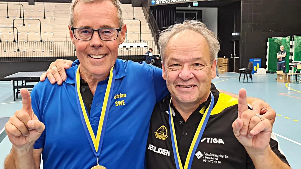 Ove Johansson, till höger, vann guld i både singel och dubbel i H60-klassen på veteran-SM. Till vänster syns dubbelpartnern Stefan Sandberg, Huskvarna Södra IS.