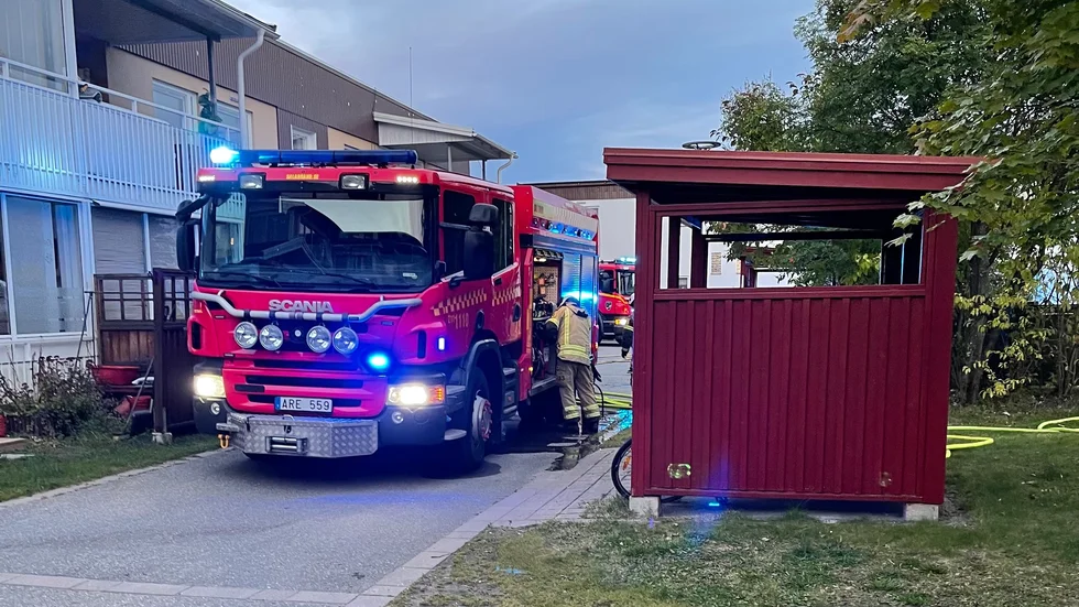 En lägenhet rökfylldes efter att en kastrull lämnats på en spis.