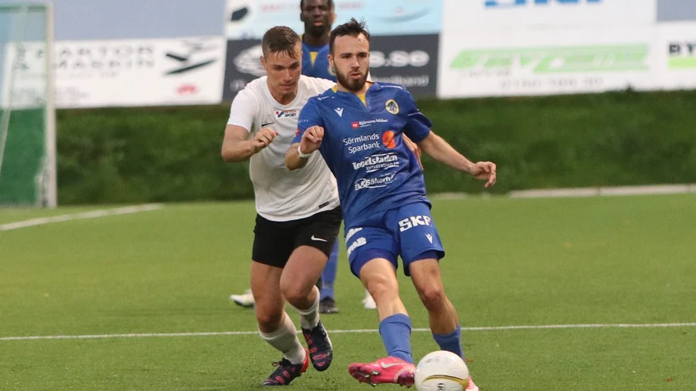 Eldin Lugonja gick till Assyriska IK innan han återvände till Värmbols FC i höstas. Nu är Jönköpingsklubben en av tre som tvångsnedflyttas.