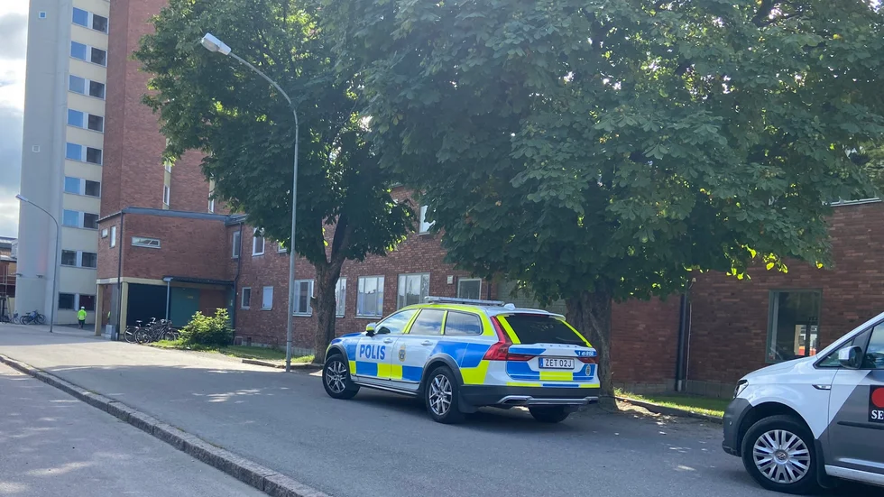 Polis och väktare var på plats vid Engelska skolan i Fröslunda i onsdags.