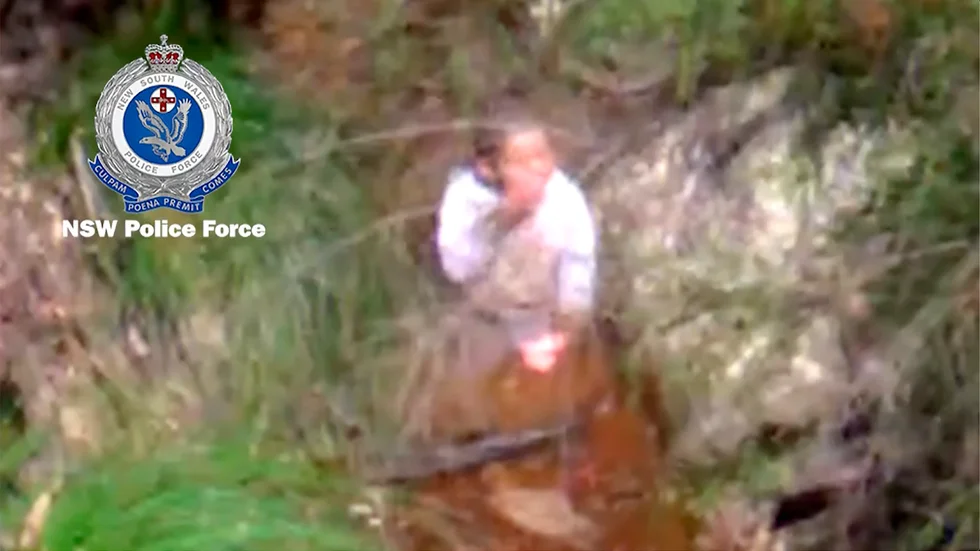På en filmupptagning syns Anthony “A.J” Elfalak dricka vatten ur en bäck i vildmarken.
